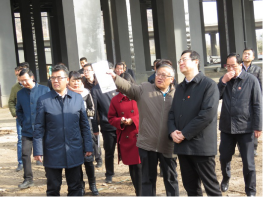 省委常委、西寧市委書(shū)記王曉在青海省物產(chǎn)集團(tuán)總公司黨委書(shū)記、總經(jīng)理王玉輝陪同下，深入青海物產(chǎn)朝陽(yáng)物流園區(qū)。