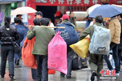 聚焦春節(jié)“恐歸族”：近鄉(xiāng)情怯，恐懼何來(lái)？(圖)